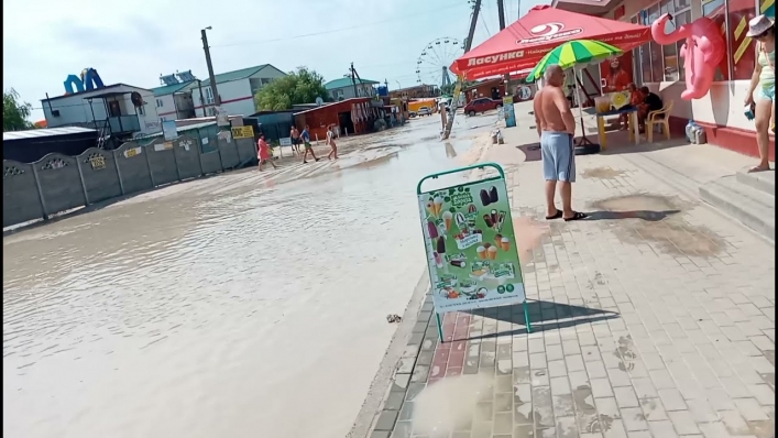 Курортники показали власти Кирилловки слабое место – машины тонут в грязи, дети плавают в лужах (фото, видео)